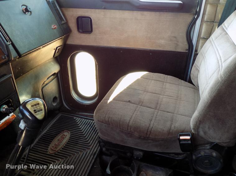 image for item DA6067 2000 Peterbilt 379 semi truck