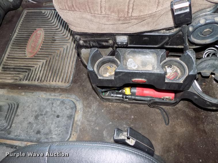 image for item DA6067 2000 Peterbilt 379 semi truck