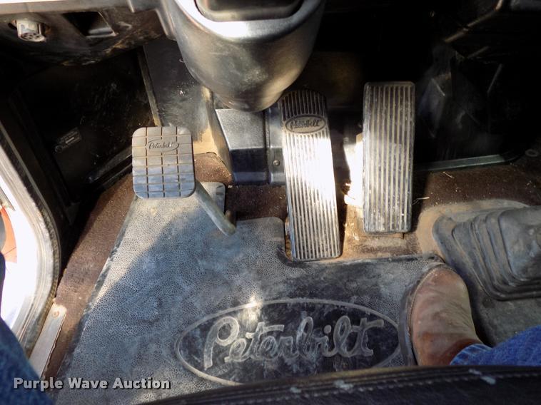 image for item DA6067 2000 Peterbilt 379 semi truck