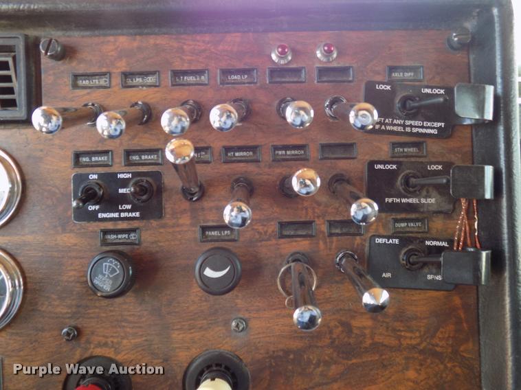 image for item DA6067 2000 Peterbilt 379 semi truck