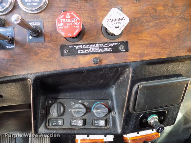 image for item DA6067 2000 Peterbilt 379 semi truck