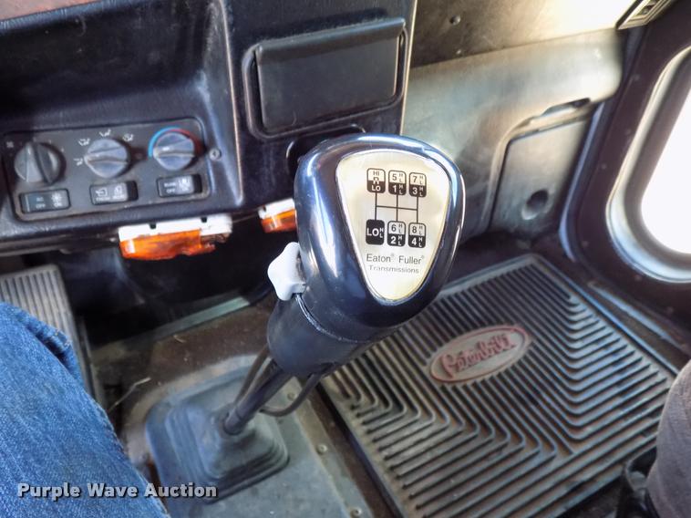 image for item DA6067 2000 Peterbilt 379 semi truck