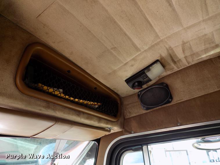 image for item DA6067 2000 Peterbilt 379 semi truck