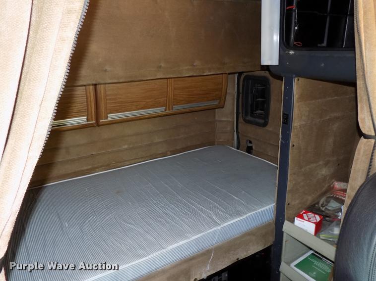 image for item DA6067 2000 Peterbilt 379 semi truck