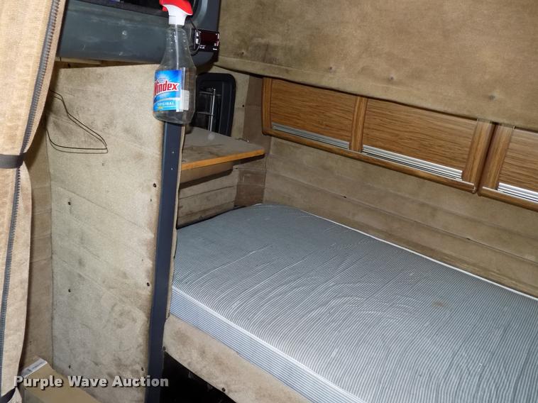 image for item DA6067 2000 Peterbilt 379 semi truck