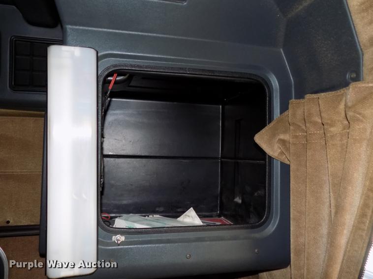 image for item DA6067 2000 Peterbilt 379 semi truck