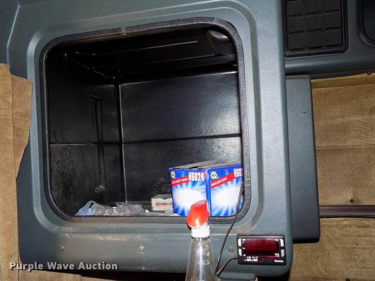 image for item DA6067 2000 Peterbilt 379 semi truck