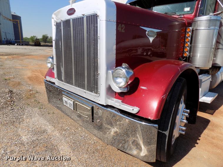 image for item DA6067 2000 Peterbilt 379 semi truck