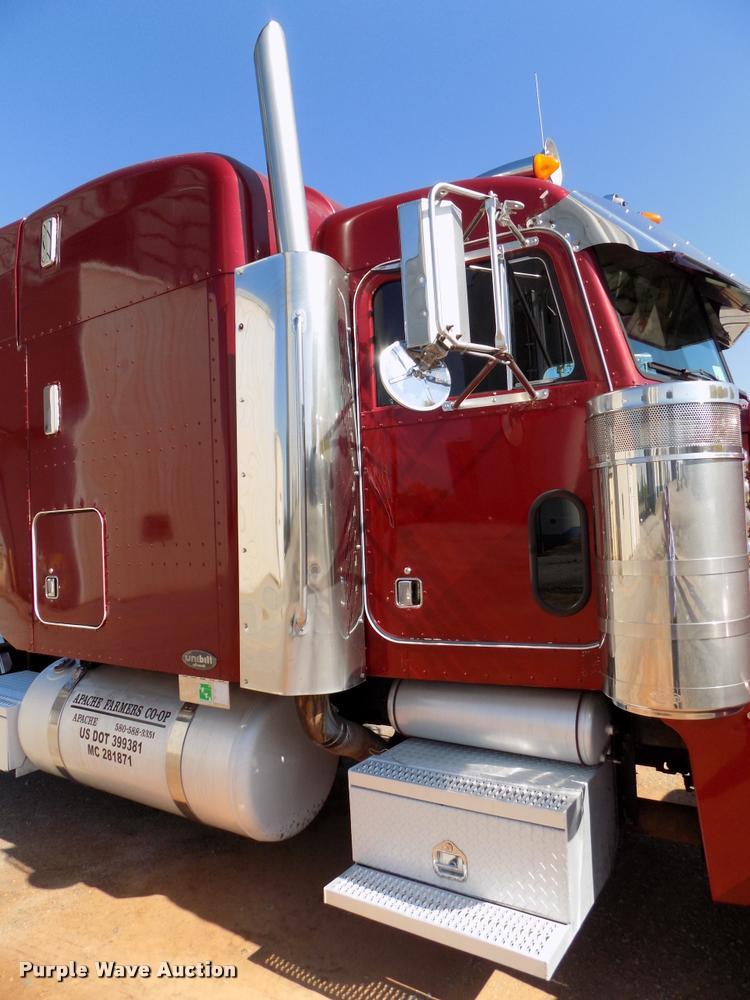 image for item DA6067 2000 Peterbilt 379 semi truck