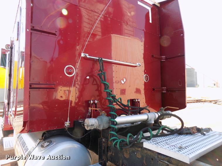 image for item DA6067 2000 Peterbilt 379 semi truck