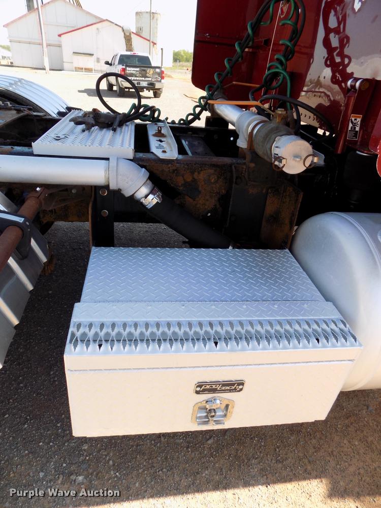 image for item DA6067 2000 Peterbilt 379 semi truck