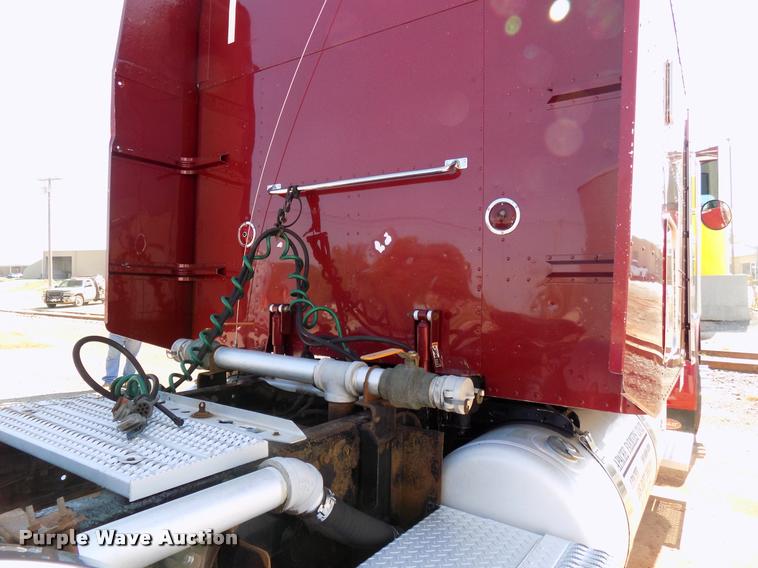 image for item DA6067 2000 Peterbilt 379 semi truck