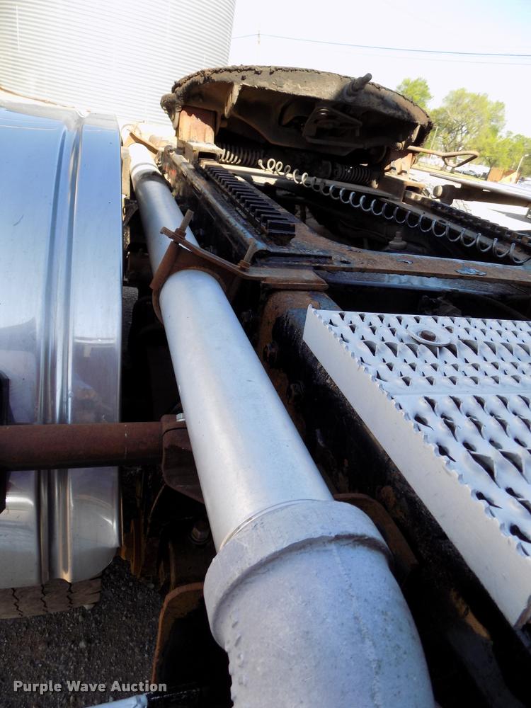 image for item DA6067 2000 Peterbilt 379 semi truck