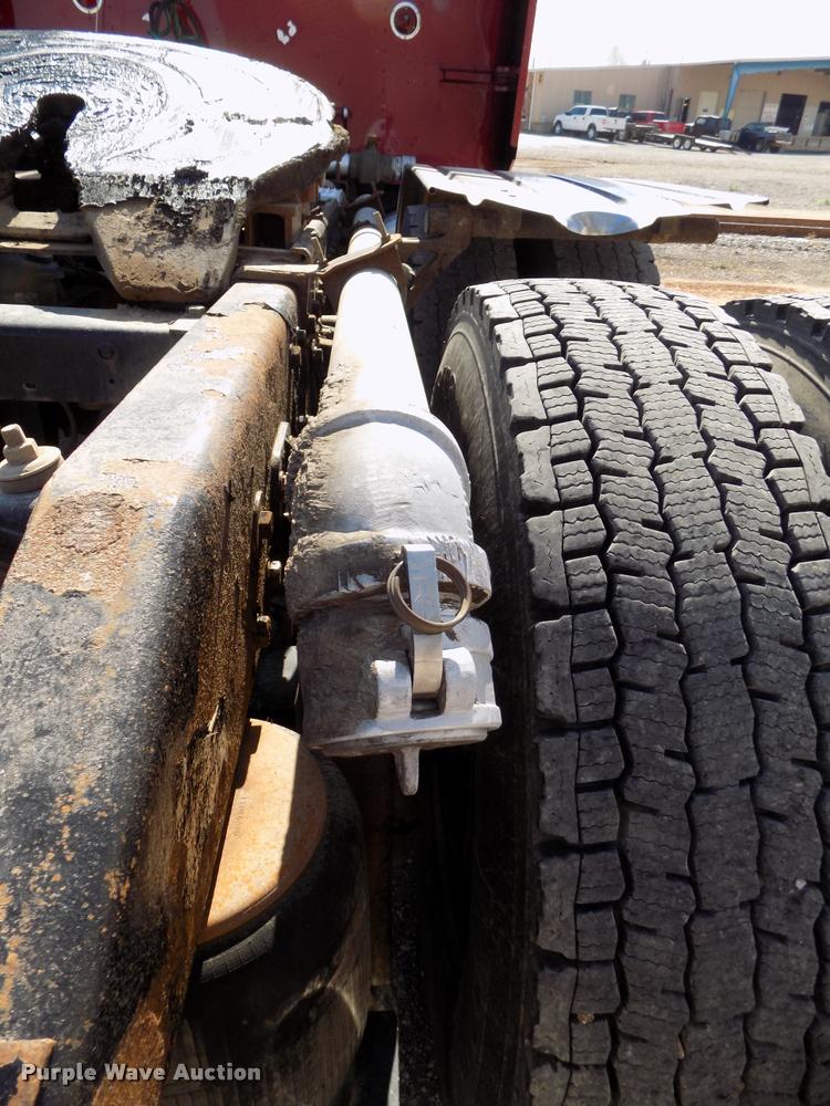 image for item DA6067 2000 Peterbilt 379 semi truck