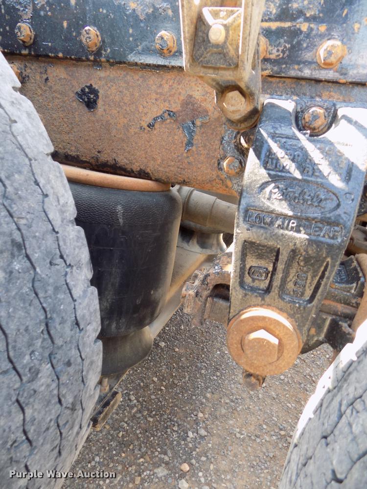 image for item DA6067 2000 Peterbilt 379 semi truck