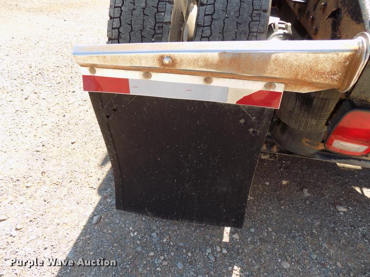 image for item DA6067 2000 Peterbilt 379 semi truck