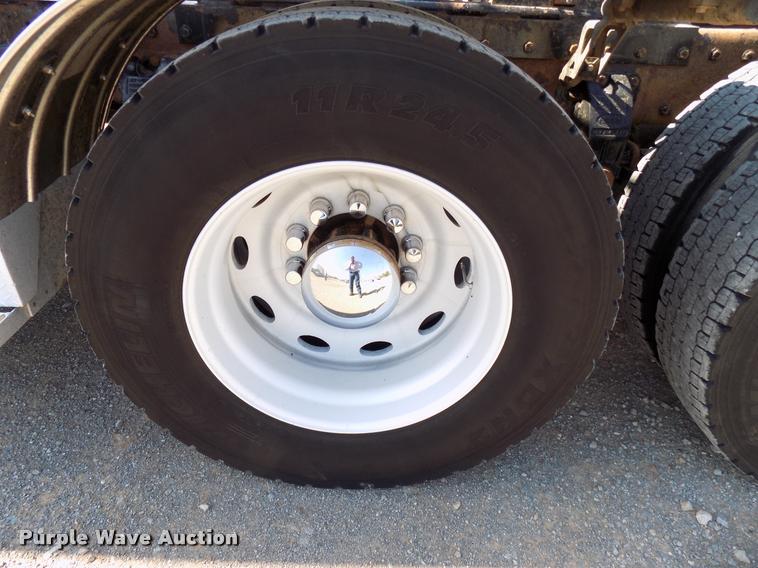 image for item DA6067 2000 Peterbilt 379 semi truck