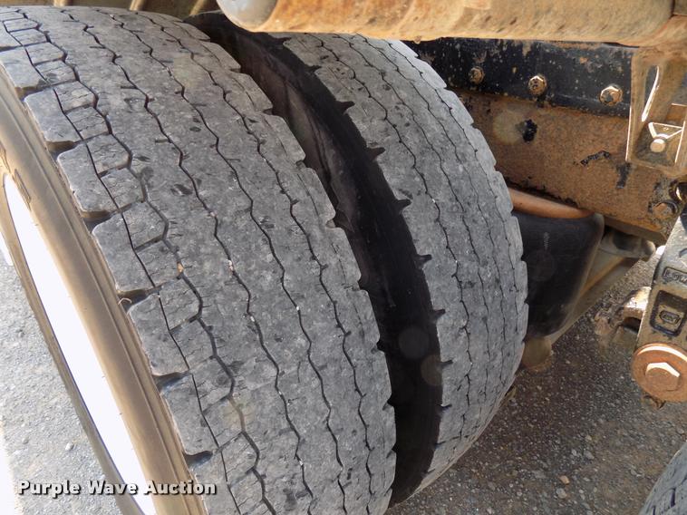 image for item DA6067 2000 Peterbilt 379 semi truck