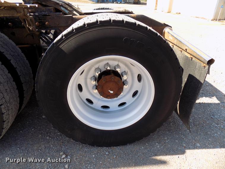 image for item DA6067 2000 Peterbilt 379 semi truck