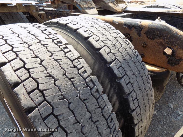 image for item DA6067 2000 Peterbilt 379 semi truck