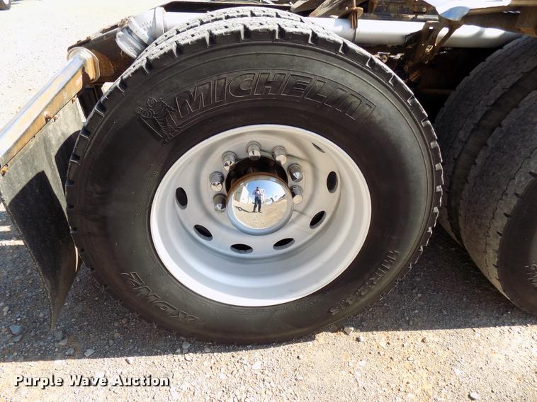 image for item DA6067 2000 Peterbilt 379 semi truck