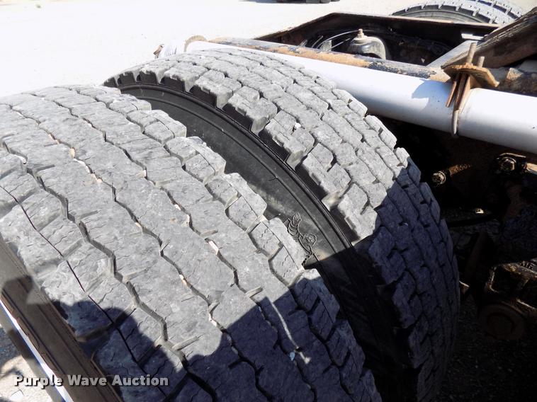 image for item DA6067 2000 Peterbilt 379 semi truck