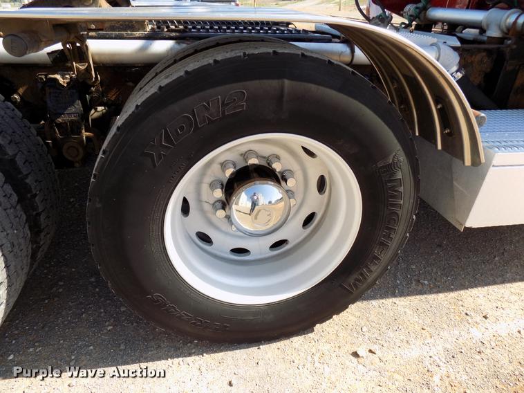 image for item DA6067 2000 Peterbilt 379 semi truck