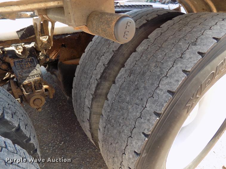 image for item DA6067 2000 Peterbilt 379 semi truck