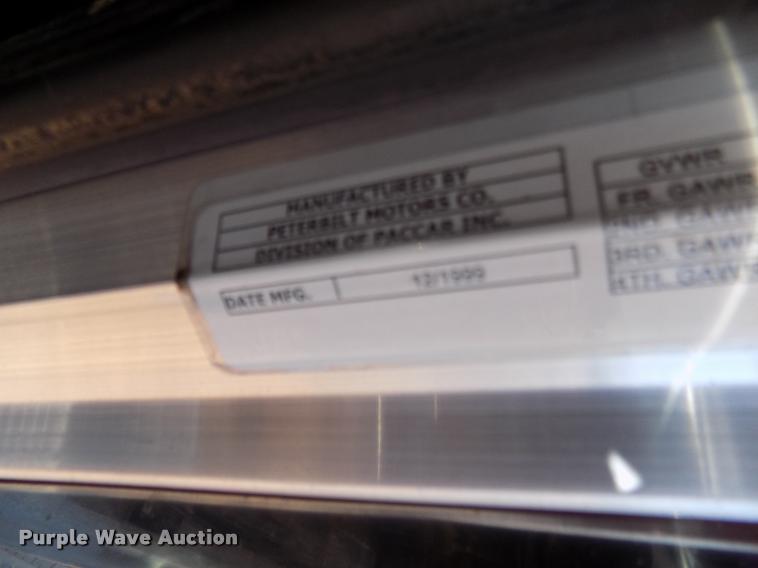 image for item DA6067 2000 Peterbilt 379 semi truck