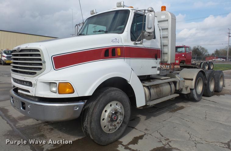 image for item DA8054 2002 Sterling L9500 semi truck