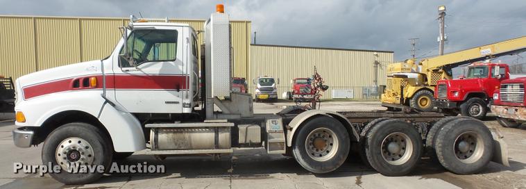 image for item DA8054 2002 Sterling L9500 semi truck