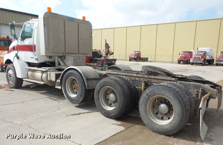 image for item DA8054 2002 Sterling L9500 semi truck