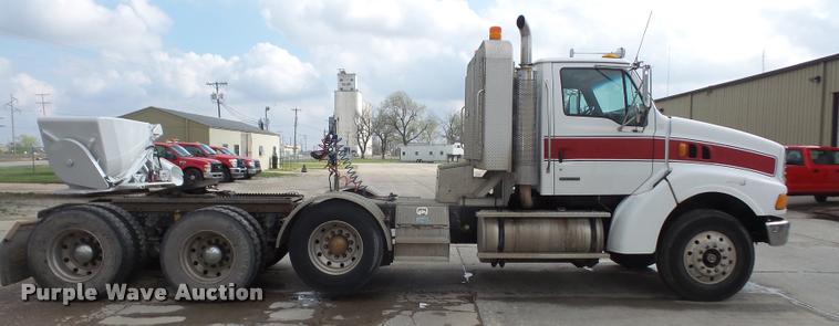 image for item DA8054 2002 Sterling L9500 semi truck