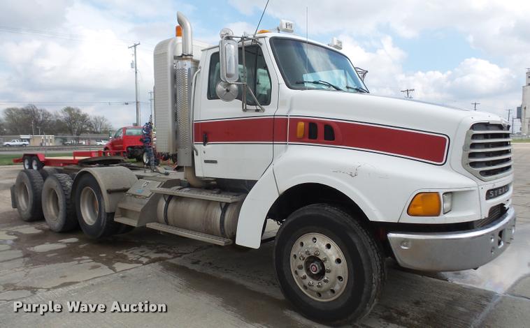 image for item DA8054 2002 Sterling L9500 semi truck