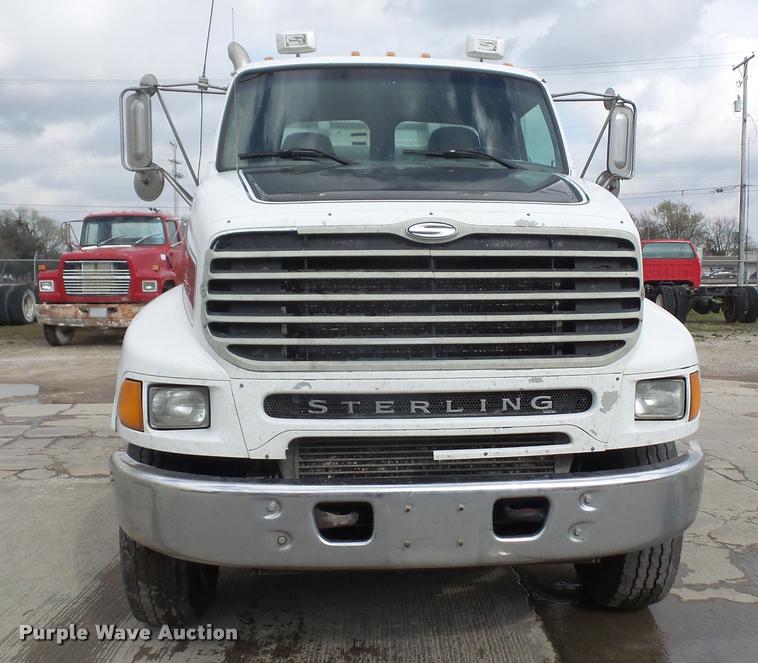 image for item DA8054 2002 Sterling L9500 semi truck