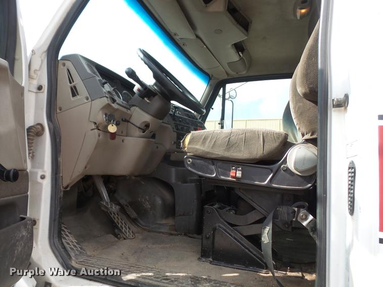 image for item DA8054 2002 Sterling L9500 semi truck