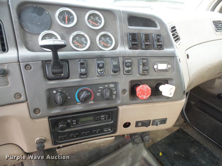 image for item DA8054 2002 Sterling L9500 semi truck