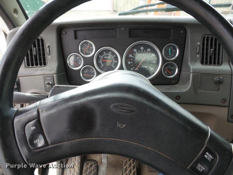 image for item DA8054 2002 Sterling L9500 semi truck