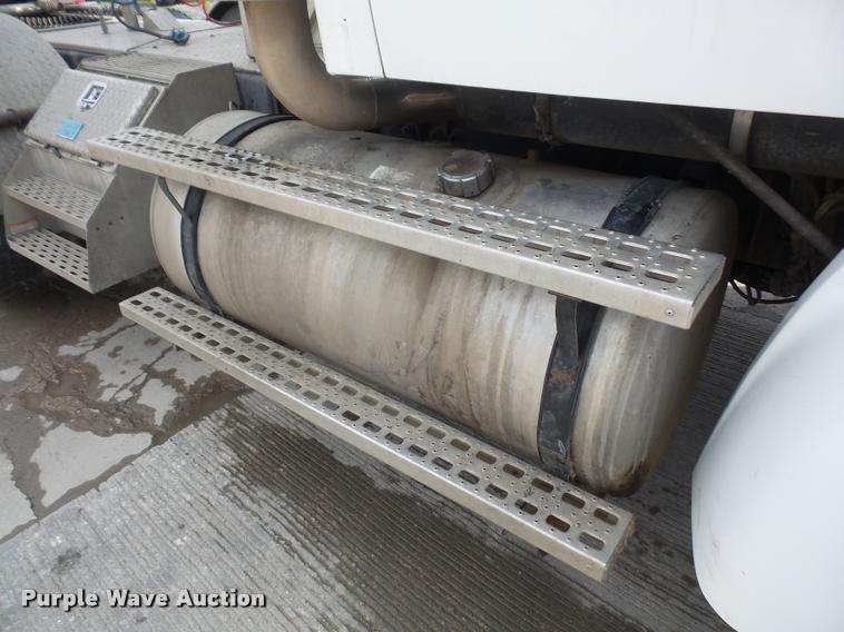 image for item DA8054 2002 Sterling L9500 semi truck