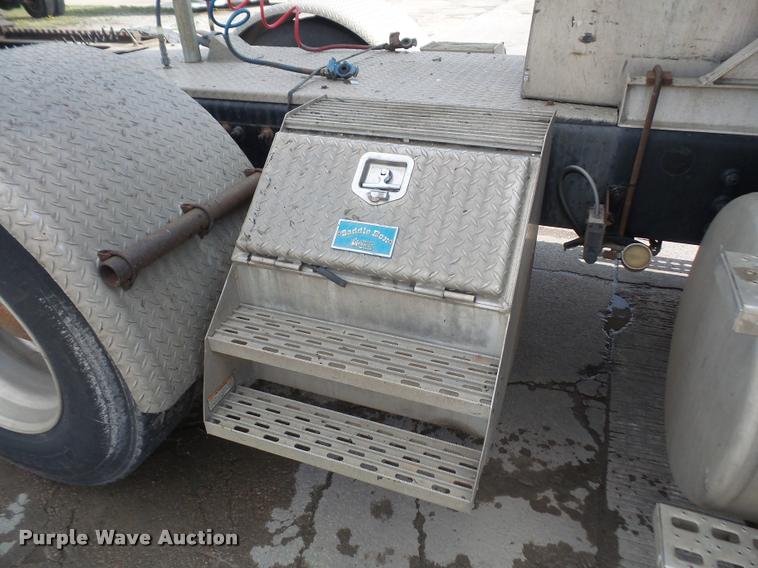 image for item DA8054 2002 Sterling L9500 semi truck