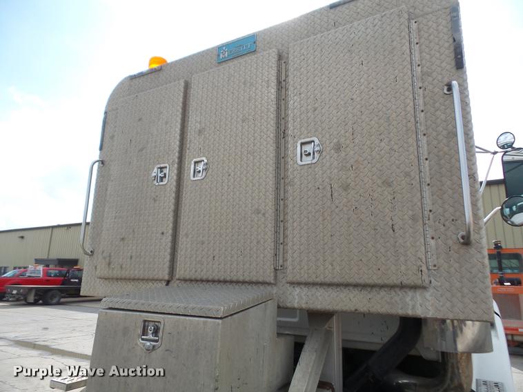 image for item DA8054 2002 Sterling L9500 semi truck