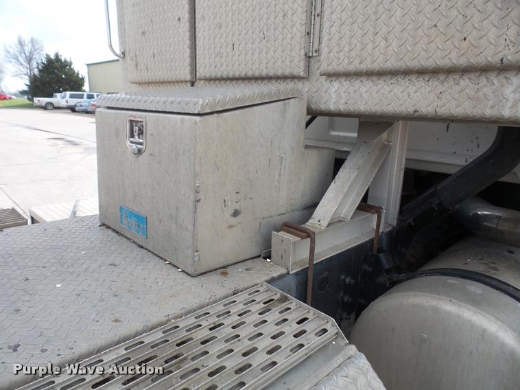 image for item DA8054 2002 Sterling L9500 semi truck