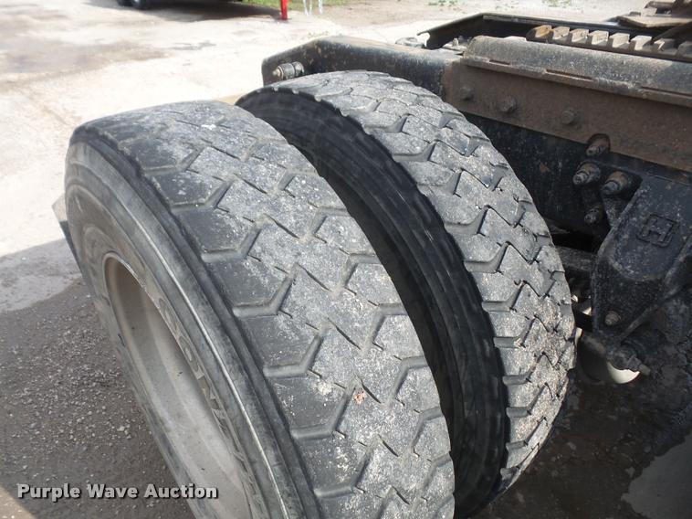 image for item DA8054 2002 Sterling L9500 semi truck