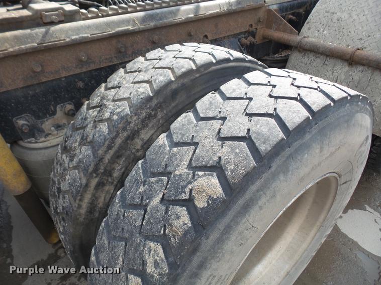 image for item DA8054 2002 Sterling L9500 semi truck