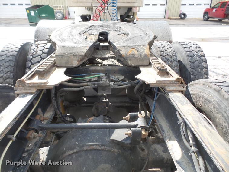 image for item DA8054 2002 Sterling L9500 semi truck