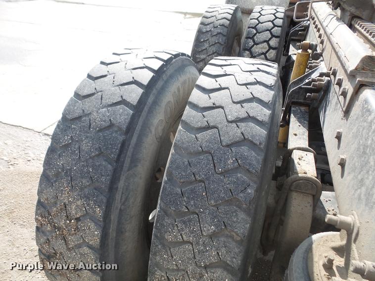 image for item DA8054 2002 Sterling L9500 semi truck