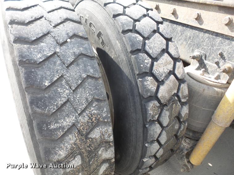 image for item DA8054 2002 Sterling L9500 semi truck