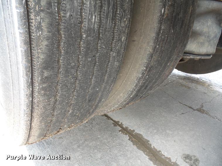 image for item DA8054 2002 Sterling L9500 semi truck