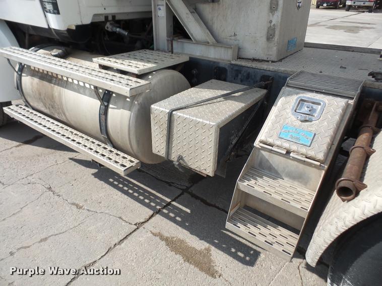 image for item DA8054 2002 Sterling L9500 semi truck