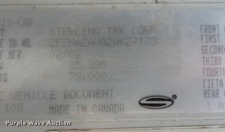 image for item DA8054 2002 Sterling L9500 semi truck